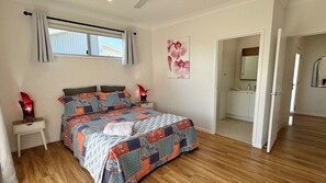 2 bedrooms, iron/ironing board, free WiFi, bed sheets - Villanova 6 on Third (BONGAREE)