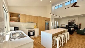 Fridge, microwave, oven, stovetop - Villanova 6 on Third (BONGAREE)