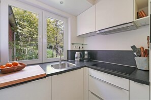 Een koelkast, een magnetron, een kookplaat, een vaatwasser