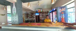 Bar (trong khuôn viên)