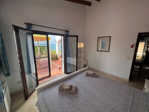 4 bedrooms, desk, travel cot, free WiFi