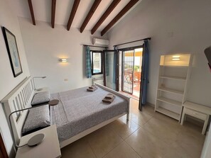 4 bedrooms, desk, travel cot, free WiFi