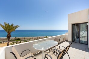Outdoor dining - Holiday Home 'Duplex Jlc' with Sea View, Shared Pool and Air Conditioning (mojacar)