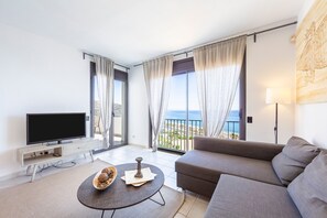 TV - Holiday Home 'Duplex Jlc' with Sea View, Shared Pool and Air Conditioning (mojacar)