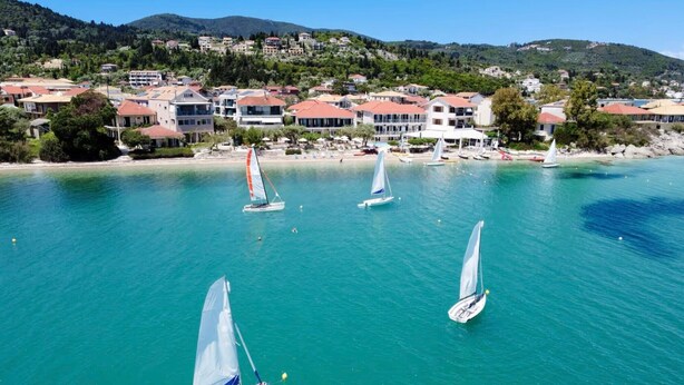 A coastal town with sailboats on turquoise waters, buildings with red roofs, and a hilly backdrop. - M1 Room with Wi-Fi and Air Conditioning (Lefkada)