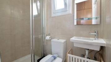 Dusj, hårføner og håndklær
