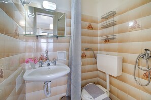 Dusj, hårføner og håndklær