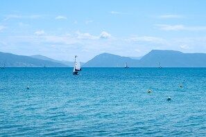 A sailboat on calm blue water with distant mountains and other boats. - ‘S9 Room’ with Sea View, Wi-Fi and Air Conditioning (Lefkada)