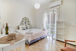 Free WiFi, bed sheets - ‘M3 Room’ with Shared Pool, Wi-Fi, and Air Conditioning (Lefkada)