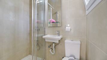 シャワー、ヘアドライヤー、タオル