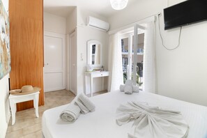 Free WiFi, bed sheets - M4 Room with Shared Pool, Wi-Fi and Air Conditioning (Lefkada)