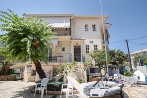 Outdoor dining - M4 Room with Shared Pool, Wi-Fi and Air Conditioning (Lefkada)