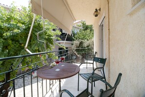 Outdoor dining - M4 Room with Shared Pool, Wi-Fi and Air Conditioning (Lefkada)