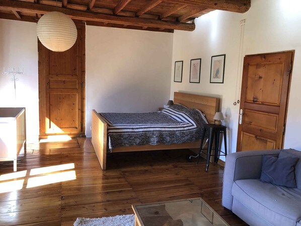 5 bedrooms, desk, soundproofing, iron/ironing board