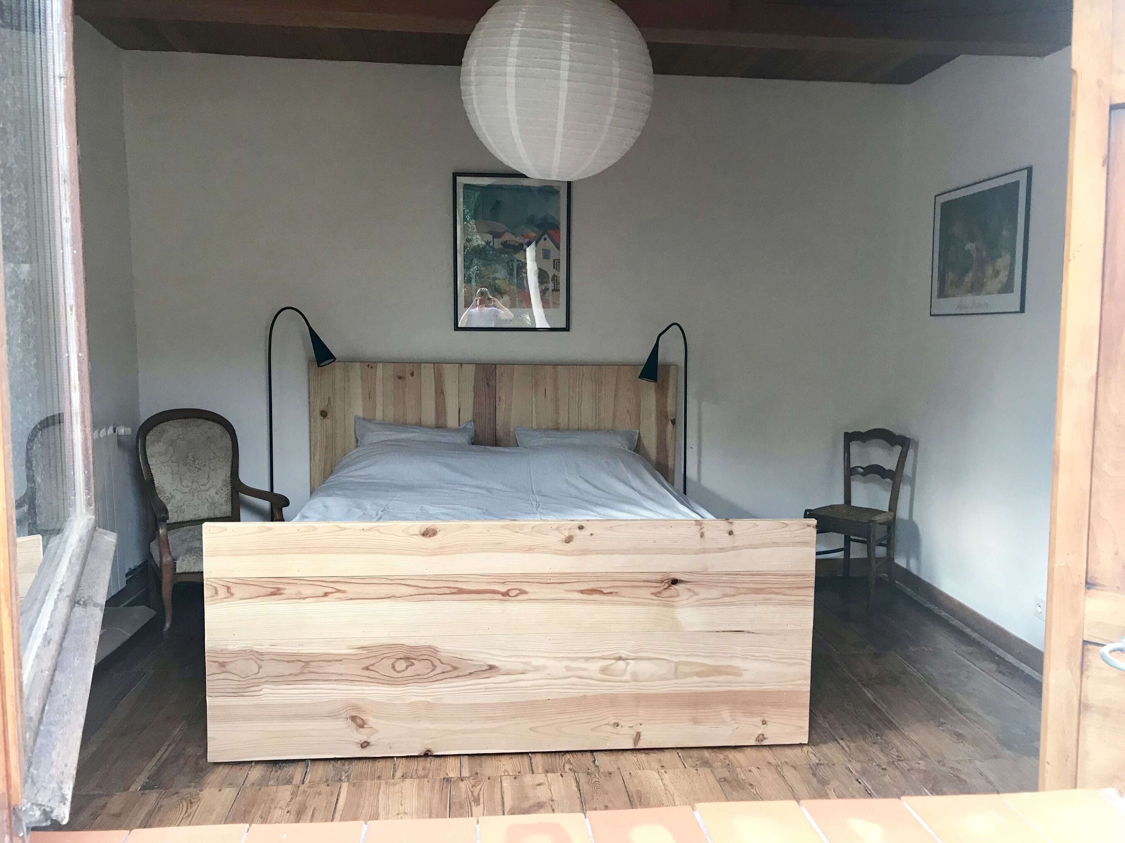 5 chambres, bureau, chambres insonorisées, fer et planche à repasser