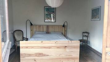 5 chambres, bureau, chambres insonorisées, fer et planche à repasser