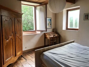 5 chambres, bureau, système d’insonorisation, fer et planche à repasser