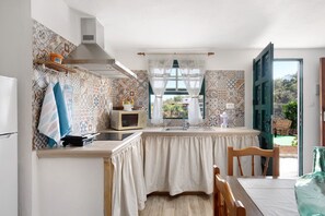 Een koelkast, een microgolfoven, een kookplaat