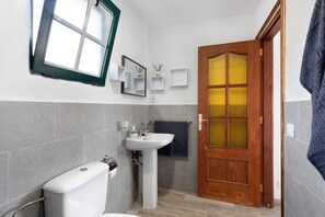 Dusj, hårføner og håndklær