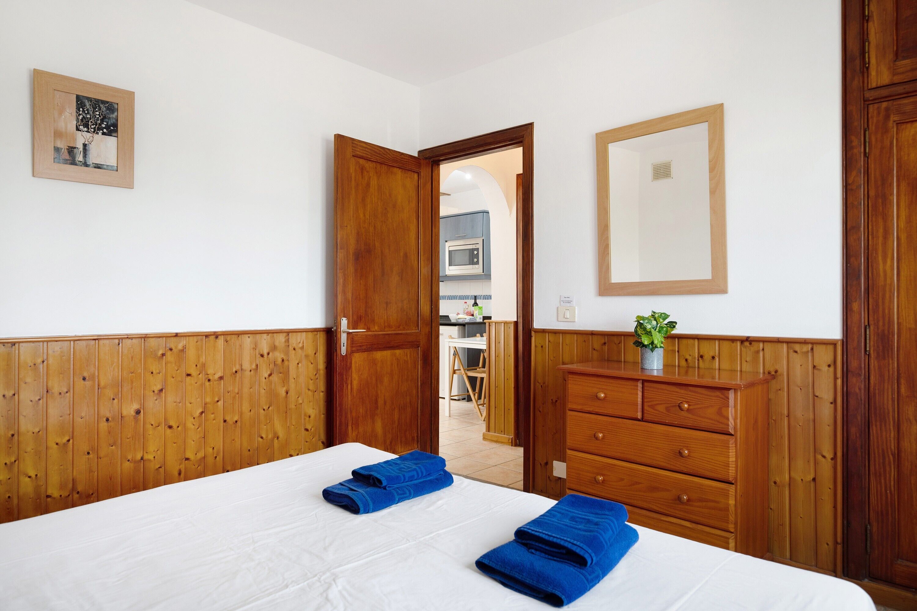 1 habitación, tabla de planchar con plancha, wifi gratis y ropa de cama 