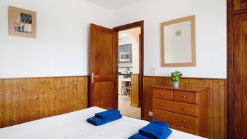 1 habitación, tabla de planchar con plancha, wifi gratis y ropa de cama