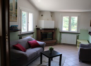 TV, stereo - Holiday Apartment "Relax And Apartment" with Mountain View, Private Terrace & Wi-Fi (Sant'Agata Feltria)