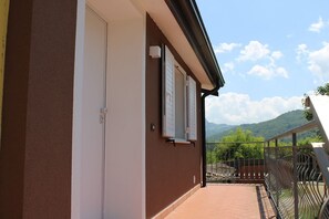 Exterior detail - Holiday Apartment "Relax And Apartment" with Mountain View, Private Terrace & Wi-Fi (Sant'Agata Feltria)