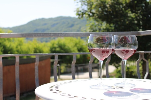 Outdoor dining - Holiday Apartment "Relax And Apartment" with Mountain View, Private Terrace & Wi-Fi (Sant'Agata Feltria)