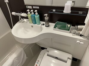 Een bad/douchecombinatie, gratis toiletartikelen, een haardroger