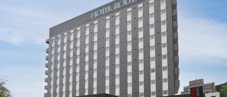 Un moderno edificio de hotel con un letrero que dice "HOTEL ROUTE INN".