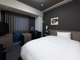 Escritorio, tabla de planchar con plancha, wifi gratis y ropa de cama 