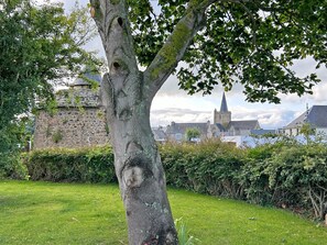 Property grounds - Holiday Apartment "Au P'tit Colombier" with Private Terrace & Shared Garden (hillion)