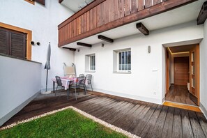 Outdoor dining - Apartment "Unterortsgut" with Private Garden & Wi-Fi (Dorf Tirol)