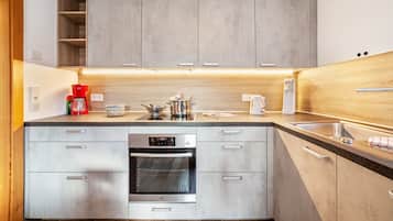 Frigorifero, forno, piano cottura, lavastoviglie