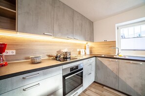 Fridge, oven, stovetop, dishwasher