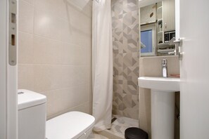 Shower, hair dryer, towels - Holiday Apartment "Casa Doppia 3" with Sea View, Balcony & Wi-Fi (Zakynthos)