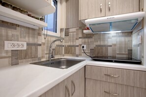 Een koelkast, een microgolfoven, een oven, een kookplaat