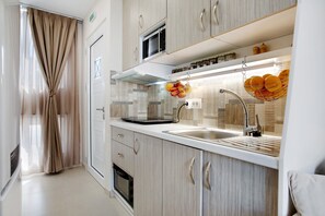 Une cuisine moderne équipée d’un four à micro-ondes, d’un four traditionnel et d’un évier.