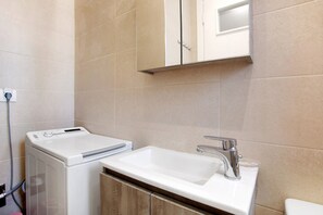 Shower, hair dryer, towels - Holiday Apartment "Casa Doppia 2" with Sea View, Balcony & Wi-Fi (Zakynthos)