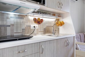 Een koelkast, een magnetron, een oven, een kookplaat