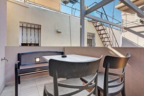 Outdoor dining - Studio Apartment "Casa Doppia 1" with Sea View, Balcony & Wi-Fi (Zakynthos)