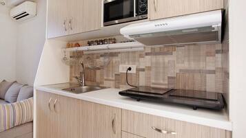 Frigorifero, microonde, forno, piano cottura