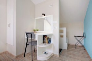 1 habitación, tabla de planchar con plancha, wifi gratis y ropa de cama
