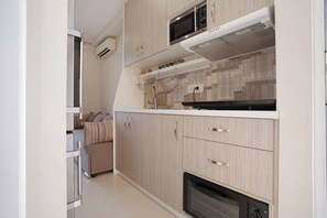 Jääkaappi, mikroaaltouuni, uuni, liesi