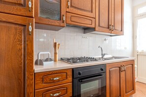 雪櫃、微波爐、焗爐、爐具