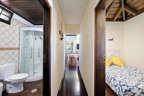 Douche, sèche-cheveux, serviettes fournies