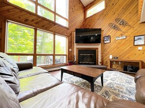 Smart TV, fireplace, video games, DVD player - Stratton Mountain Home - Hot Tub, Fire Pit & Game Loft (Jamaica)