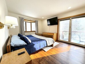 3 bedrooms, desk, iron/ironing board, travel cot