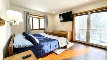 4 slaapkamers, een bureau, een strijkplank/strijkijzer, reisbedje