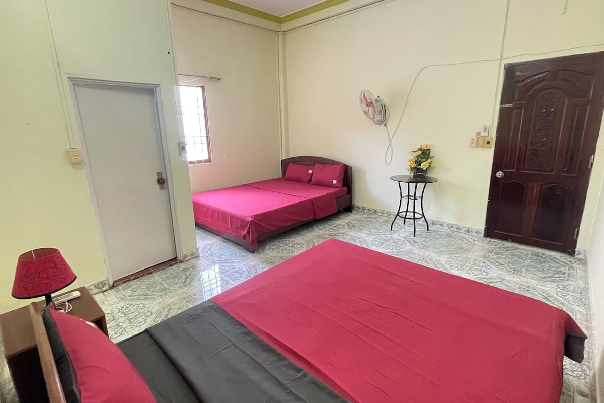 Comfort Triple Room | In-room safe, blackout drapes